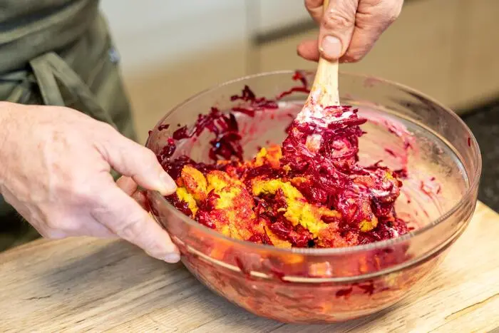 „A schöner Gatsch“: Rote Rüben Polenta Laibchen auf Chinakohl zubereitet.