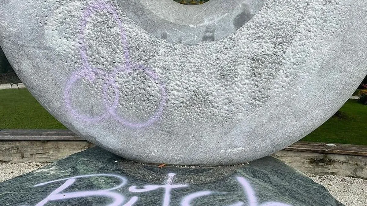 Eines der besprühten Objekte im Bürgerlustpark ist eine Skulptur mit einem Loch