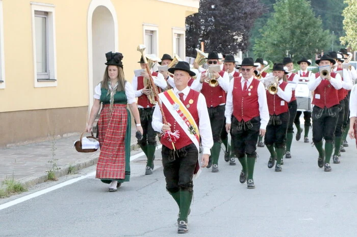 Der gelungene Auftakt erfolgte bereits am Samstag mit einem Sternmarsch von fünf Musikkapellen auf den örtlichen Marktplatz. 