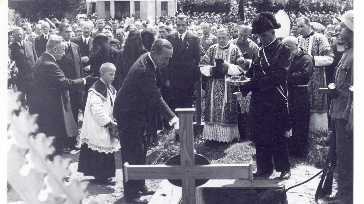 König Alfons (links vom Kreuz) bei den Begräbnisfeierlichkeiten auf dem Friedhof in Pörtschach