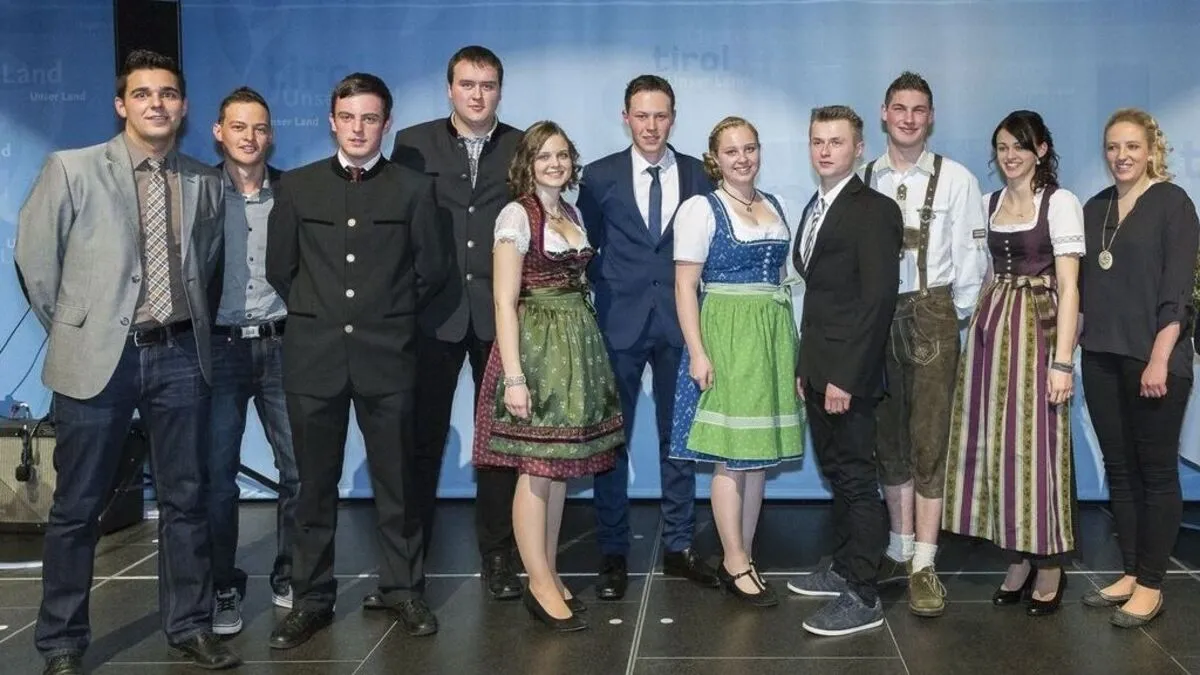 Manuel Laimgruber (6. von rechts) gewann die Wahl vor Carolina Trauner aus Sillian (5. von rechts)