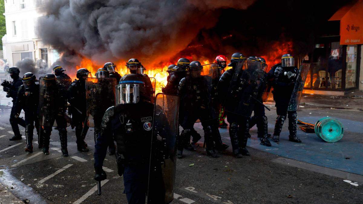 In Paris kam es am Nachmittag zu ersten Auseinandersetzungen und 30 Festnahmen