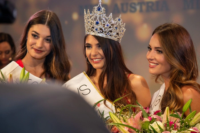 Sie setzte sich in einem Herzschlagfinale gegen die Zweitplatzierte Vize Miss Styria Sarah Posch und die Drittplatzierte, Vize-Miss Vorarlberg Izabela Ion durch.
