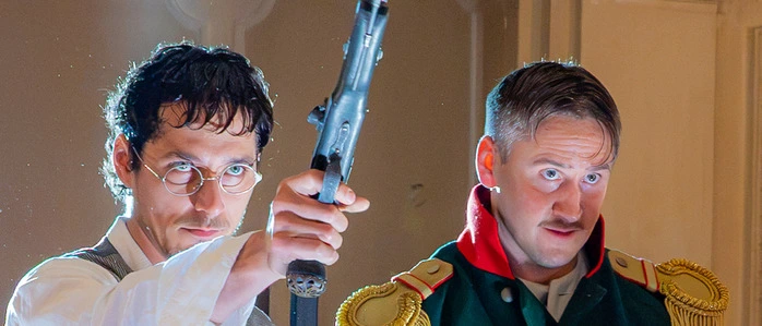 „Krieg und Frieden“ mit Noah Saavedra (Pierre) und Elias Eilinghoff (Anatole Kuragin)