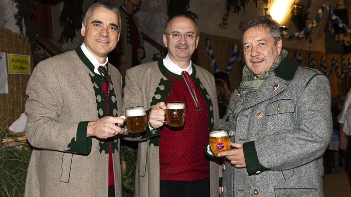 Den Anstich nahm Bürgermeister Johann Schirnhofer vor, assistiert von LAbg. Hubert Lang, Obmann Hannes Ofenluger, Kapellmeister Rainer Pötz, Viktor Weißenberger sowie den Gemeinderäten Josef Pfeifer und Günter Golec.