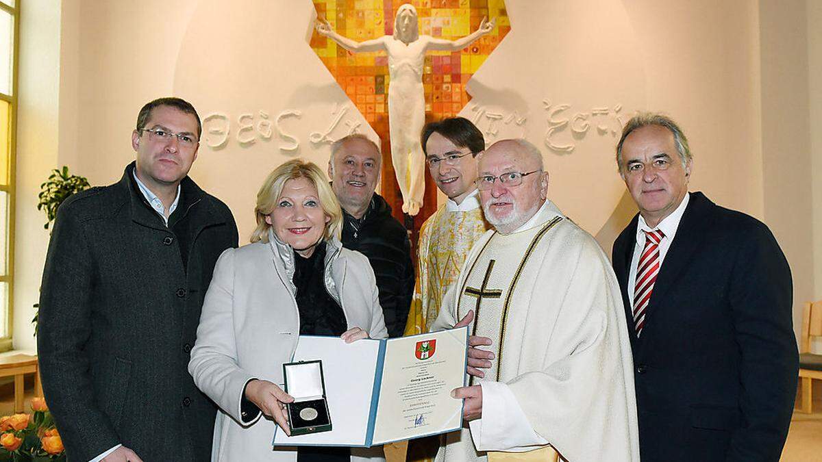 Bürgermeisterin Maria-Luise Mathiaschitz mit Stadtrat Markus Geiger, Streetwork-Leiter Ernst Nagelschmied, Pfarrer Richard Pirker, Pfarrer Georg Lackner und Gemeinderat  Johann Zlydnyk (v. l.)