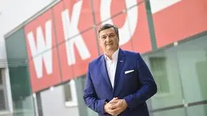 Ein Mann steht vor der Wirtschaftskammer Kärnten | Wirtschaftskammer-Präsident Jürgen Mandl machte aus der Debatte um Vereinbarkeit von Amt und Familie eine um seine Person