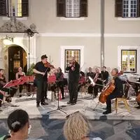 Für Begeisterung sorgte das Violinenduo Leitner-Papp mit schwungvollen Eigenarrangements