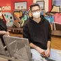 Stefan Wogrin und Florian Mikl, Kuratoren von "Umlackiert", vor der fahrenden Leinwand ÖBB-Zug