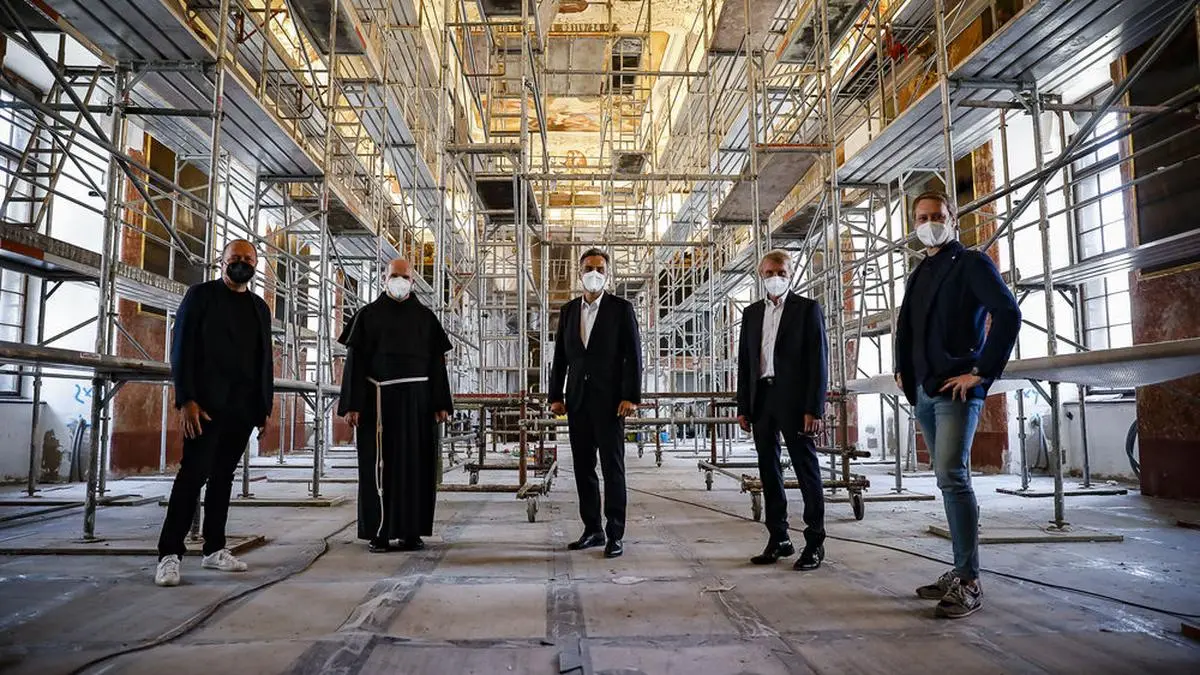 Baustellenbesichtigung: Architekt Gerhard Wallner, Pater Petru Farcas, Bürgermeister Siegfried Nagl, Kuratoriumsvorsitzender Hans Sünkel und Architekt Roland Heindl