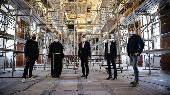 Baustellenbesichtigung: Architekt Gerhard Wallner, Pater Petru Farcas, Bürgermeister Siegfried Nagl, Kuratoriumsvorsitzender Hans Sünkel und Architekt Roland Heindl