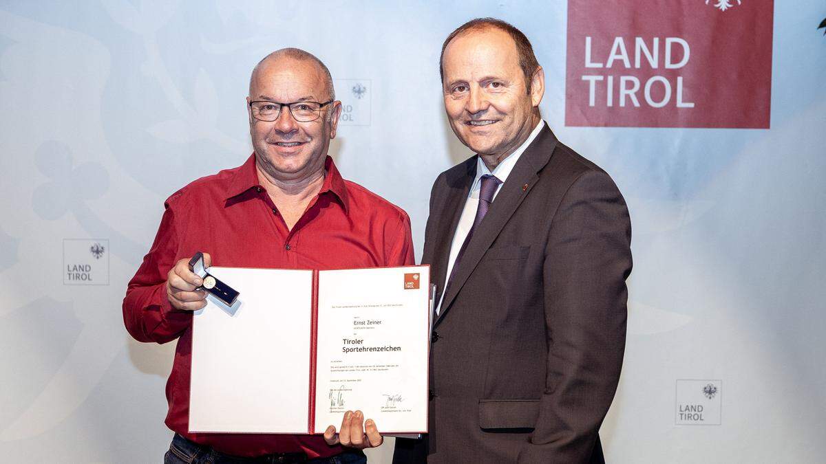 Ernst Zeiner von der Sportunion Oberlienz wurde von Sportreferent Josef Geisler das Tiroler Sportehrenzeichen verliehen