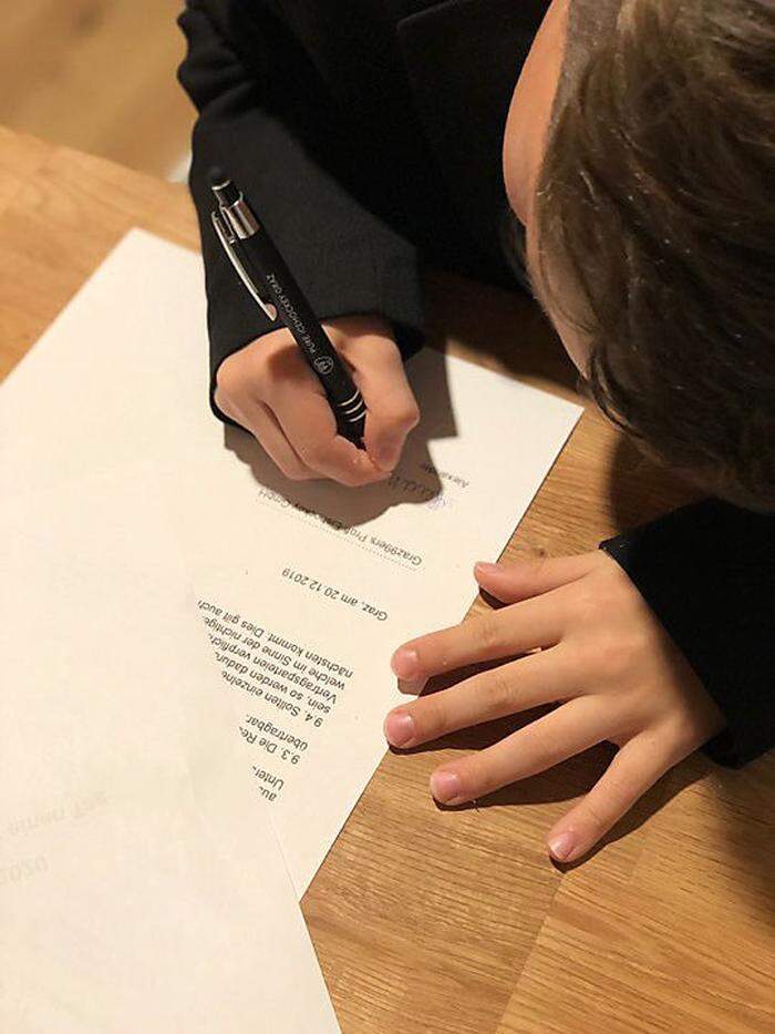Der 8-jährige Alexander bei der Vertragsunterzeichnung