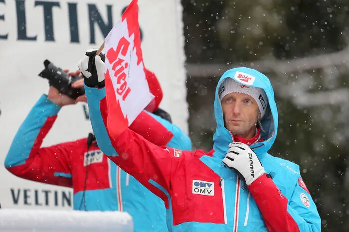 Die öffentliche scharfe Kritik von Skisprung-Cheftrainer Heinz Kuttin nach Ende der Skisprungbewerbe an Gregor Schlierenzauer und Manuel Fettner. Der Kärntner ließ sich, nicht nur in der ersten Emotion, zu harten Worten hinreißen. "Manuel Fettner und Gregor Schlierenzauer... Tschuldigung -, das ist nicht einmal Mittelmaß, das verstehe ich nicht", echauffierte sich Kuttin. Öffentliche Worte, die teamintern alles andere als gut angekommen sind, wie man hörte.