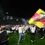 Die Freiburger Fans stürmten nach dem Sieg den Platz