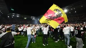 Die Freiburger Fans stürmten nach dem Sieg den Platz