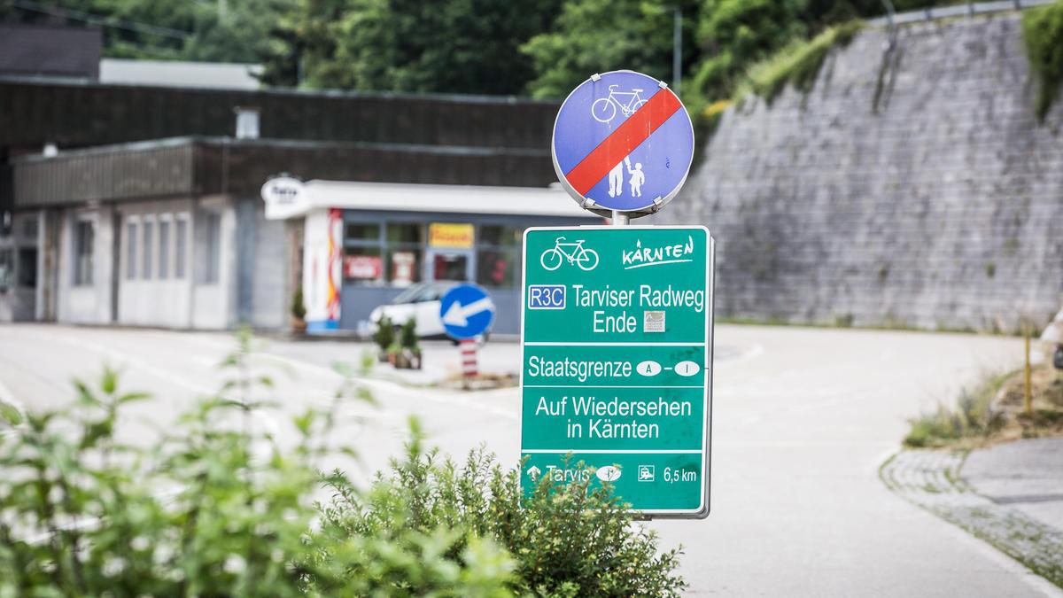 Blick auf die alte Grenze zwischen Thörl-Maglern und Tarvis, an der der Alpe Adria Radweg vorbeiführt