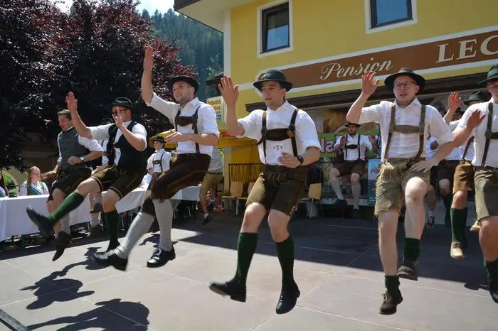 Auch Teil des Programms war eine Schuhplattler-Challenge, bei der 5 Gruppen ihr Können zeigten.