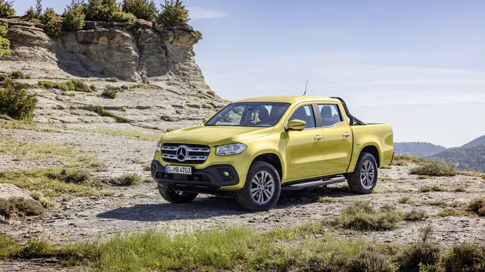 Mit dem Nissan Navara haben sich die Stuttgarter eine der besten technischen Grundlagen für ihren Nobel-Pick-up X-Klasse gesichert: Sie besteht aus Leiterrahmen, Mehrlenker-Hinterachse mit starrem Achsanteil, Einzelradaufhängung vorne und Schraubenfedern an beiden Achsen. Das Komfortfahrwerk ist serienmäßig und bietet eine Bodenfreiheit von 202 Millimetern. Optional steht ein um 20 Millimeter höher gelegtes Fahrwerk zur Verfügung.