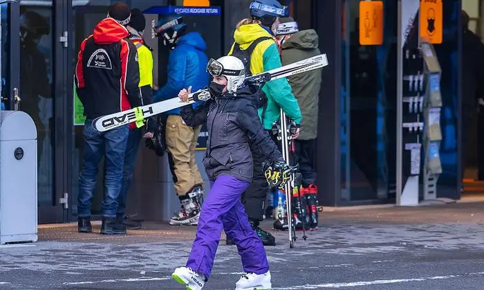 ABD0023_20211203 - ISCHGL - STERREICH: Skifahrer am Freitag, 03. Dezember 2021, anl. der Erffnung der Wintersaison im Skigebiet Ischgl, in Tirol. - FOTO: APA/EXPA/JOHANN GRODER