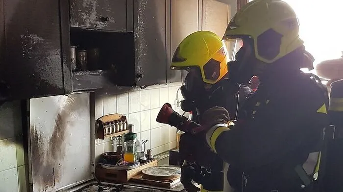 Feuerwehreinsatz in einem Hochhaus in Villach: Verbrannte Speisen am Herd dürften das Feuer ausgelöst haben
