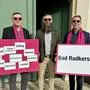 Thomas Gangl-Saje, Robert Reif und Patrick Sax präsentieren sich lässig mit Sonnenbrille vor dem Rathaus