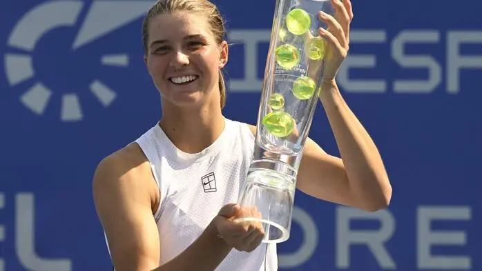 Lilli Tagger holte sich in Prag ihren ersten Pokal für einen Turniersieg auf der WTA