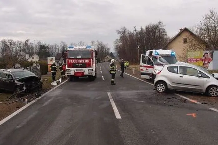 In Pfarrsdorf (Gemeinde Bad Radkersburg) ereignete ein schwerer Verkehrsunfall. Zwei Autos waren auf der B69 frontal ineinandergekracht. Eine in ihrem Fahrzeug eingeklemmte und verletzte Frau musste von der Freuerwehr befreit werden.