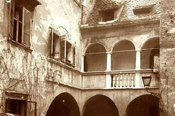 ... in der Sackstraße 12. Die historische Aufnahme stammt aus dem Archiv des Stadthistorikes Karl A. Kubinzky.