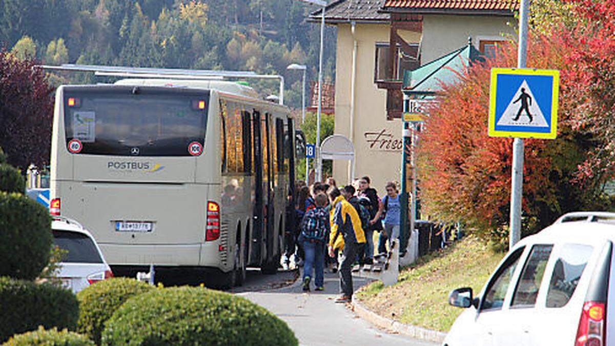 Überfüllte Schulbusse: Kritiker melden sich auf Facebook zu Wort