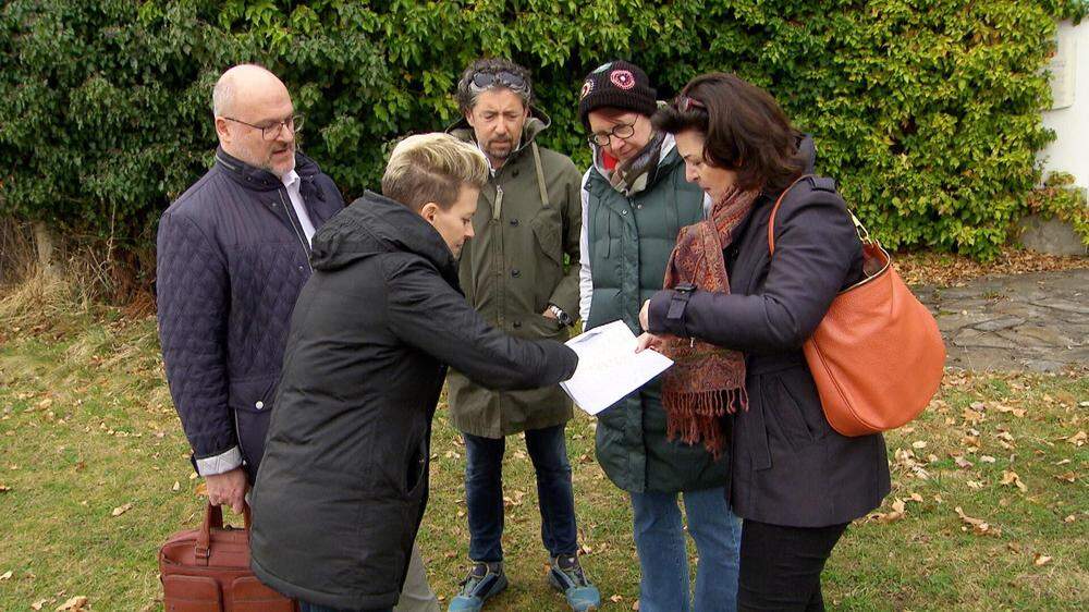 Szene aus „Am Schauplatz“: Vertreter der Bürgerinitiative Engelweingarten im Gespräch mit Reporterin Nora Zoglauer
