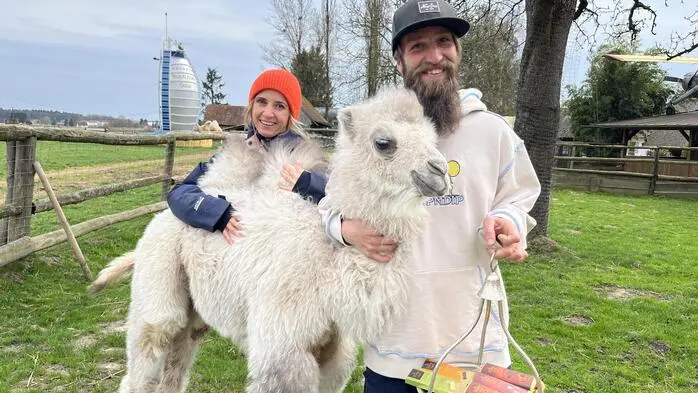 Manuela und Thomas Schober mit ihrem „Flascherlbaby“ Werner und Kamelmilch-Schokolade