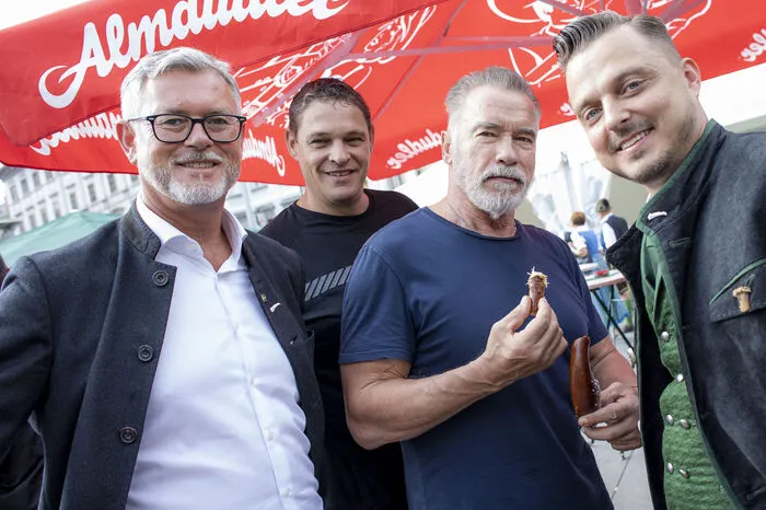 ... mit Freund Ferdinand Krainer (2. v. l.). Aufsteirern-Organisator Markus Lientscher und Ronald Zentner (Brauunion, l.) ergatterten ein Foto mit dem Gouvernator.