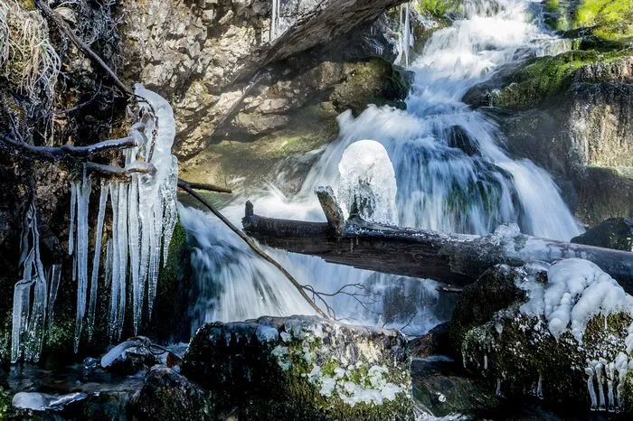 Die Studenca-Quelle führt im Unterschied zum Maibachl kaltes Wasser. Sie sprudelt aber ebenfalls nur nach starken Niederschlägen und während der Schneeschmelze.