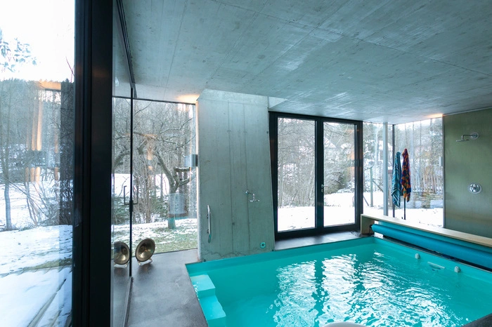 Der Poolraum ist der einzige, der dazugebaut wurde. Gebaut wurde er aus Beton, das Becken mit Folie verkleidet.