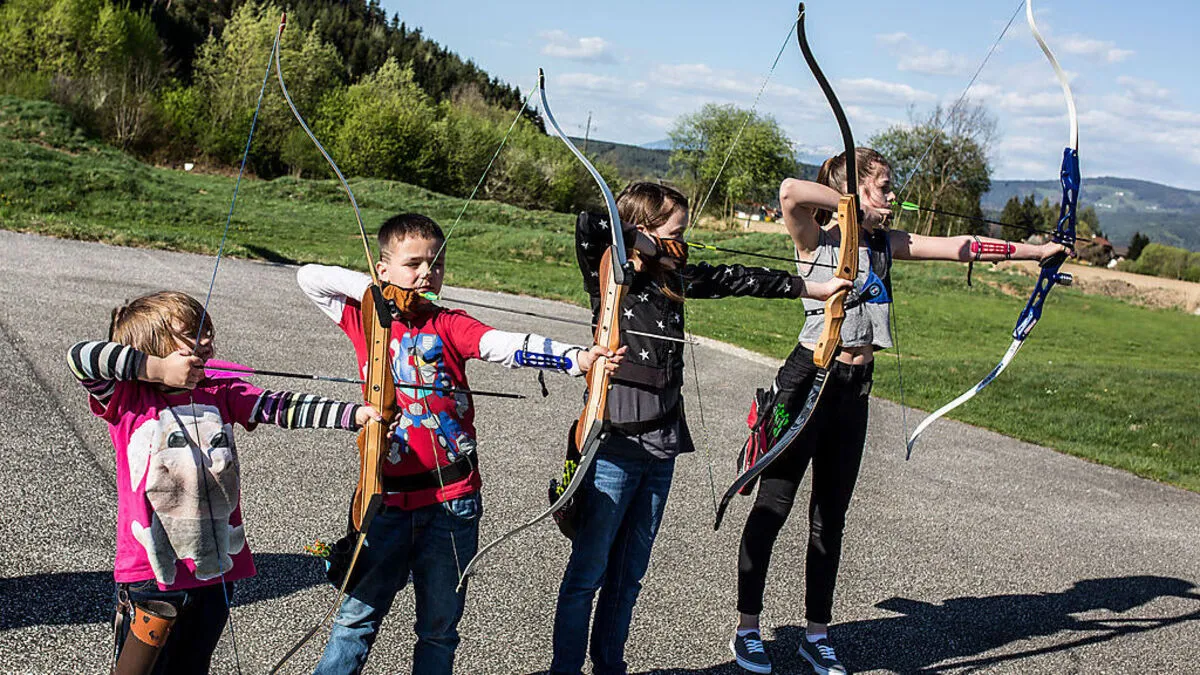 Von links: Lorena (4), Louis (8) und Lina Wirtz (10) sowie Vanessa Dorner (15)