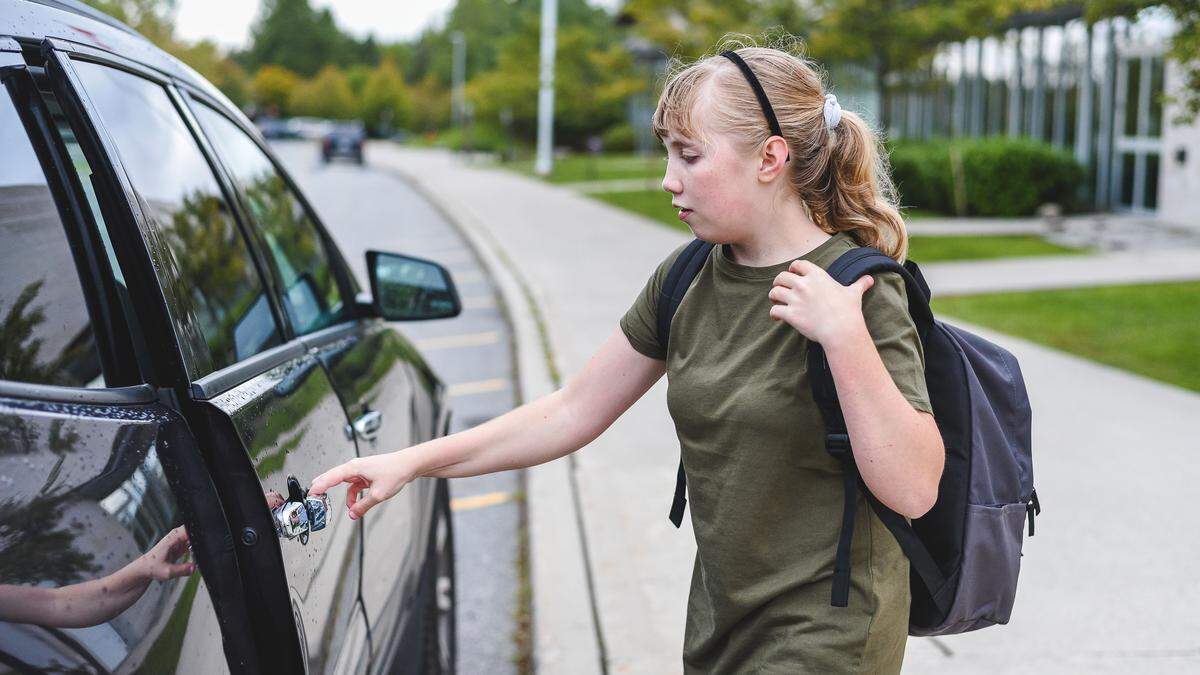 Halte- und Parkverbote für Privatautos vor Schulen und Kindergärten fordert der Rechnungshof