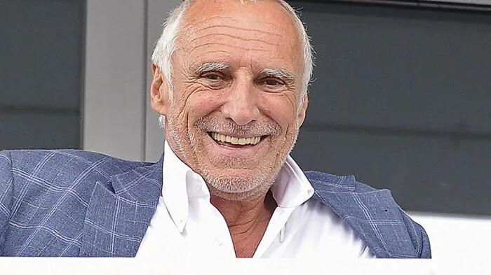 Dietrich Mateschitz hat Red Bull von einem kleinen thailändischen Getränkehersteller zu einer Weltmarke aufgebaut. Zuletzt wurden pro Jahre 5,4 Milliarden Red Bull Dosen verkauft. In den vergangenen fünf Jahren hat er sein Vermögen mehr als verdoppelt. Stand März 2015: 10,8 Milliarden US-Dollar (9,6 Milliarden Euro).