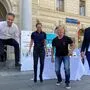 Einmal hüpfen für die Kamera: Stadtrat Kurt Hohensinner, Katrin Sattler, Arne Öhlknecht, Florian Ram
