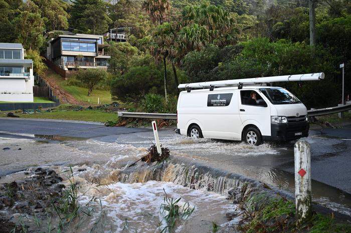 Im Sydney-Vorort Stanwell Park in Illawarra, Wollongong, brachen unterspülte Straßen ab. 