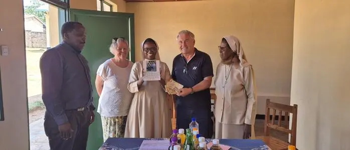 Kaplan Yves Sewadata, Eva und Andreas Zwanzger bei der Spendenübergabe an die Schuldirektorin Schwester Esperance