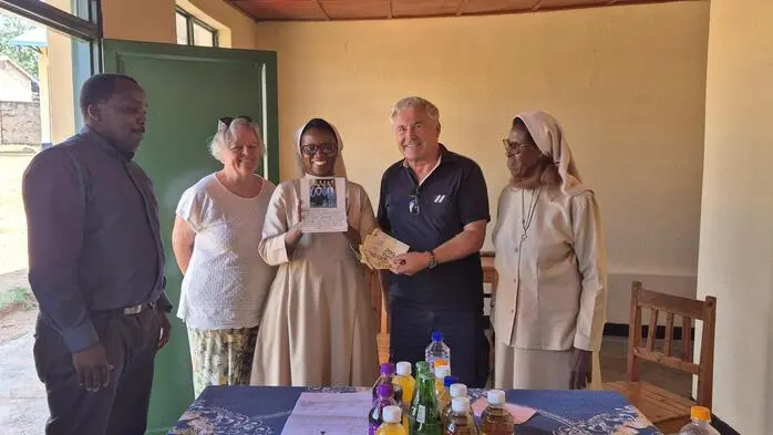 Kaplan Yves Sewadata, Eva und Andreas Zwanzger bei der Spendenübergabe an die Schuldirektorin Schwester Esperance