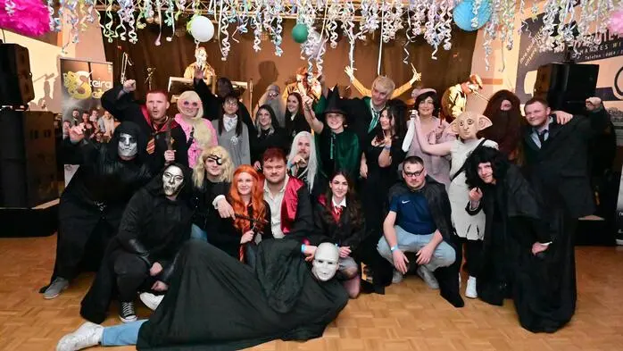 Piraten, Clowns, Chirurgen, schwere Jungs, Aliens und sogar Harry Potter mit seiner Entourage. Dies alles fand sich am Samstag beim Gschnas des Freizeit-Sportvereines Hetzendorf ein.