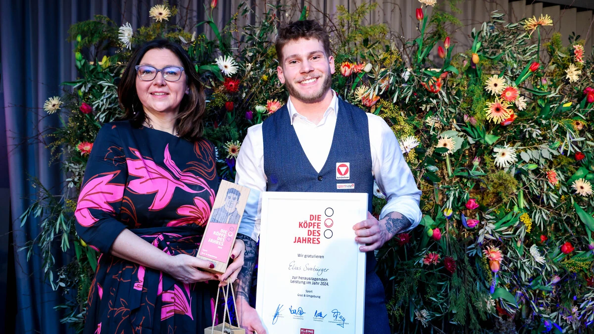 Monika Cisar-Leibetseder gratuliert Gewichtheber Elias Simbürger, der kürzlich einen Österreichrekord aufgestellt hat