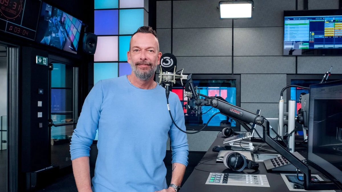 Österreichs prominentester Radiomacher in seinem Studiorevier: Robert Kratky 