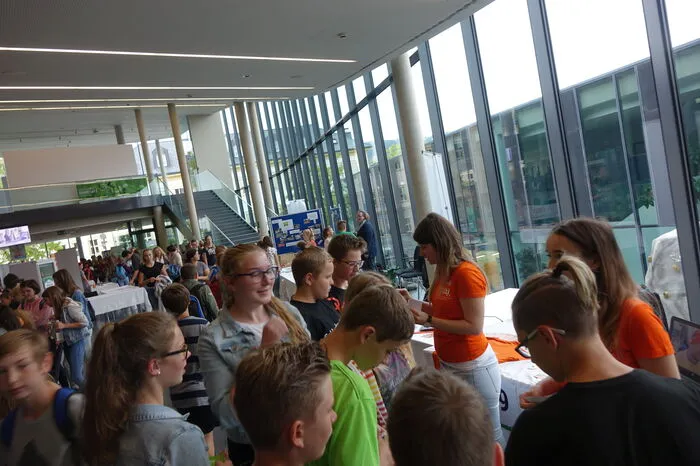 Schülerinnen und Schüler aus der ganzen Oststeiermark tourten so durch das Weizer Kunsthaus.