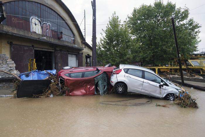 Die Wassermaßen zerstörten Autos und Straßen