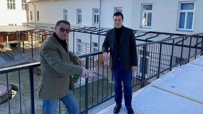 Leobens Stadtpfarrer Markus Plöbst mit Johannes Gsaxner, Vorsitzender des Pfarrgemeinderats Leoben