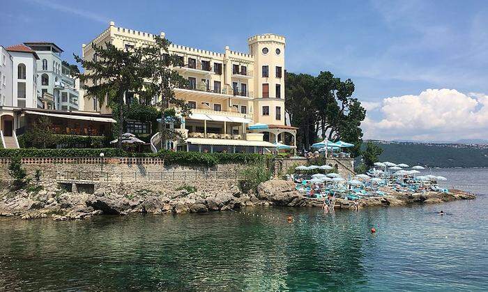 Das Hotel Miramar in Opatija mit der Villa Neptun im Vordergrund