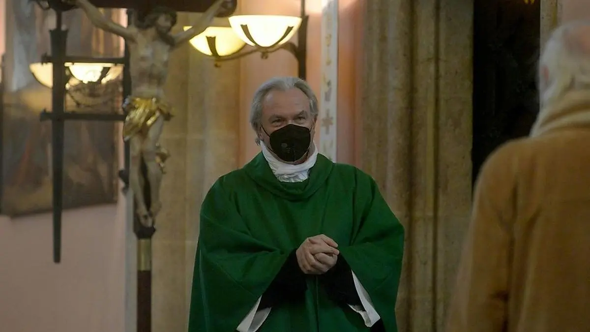 ABD0040_20210214 - WIEN - ÖSTERREICH: ++ THEMENBILD ++ Illustration zum Thema "Corona-Schutzmaßnahmen in der Kirche". Ein Pfarrer mit Schutzmaske aufgenommen am Sonntag, 14. Februar 2021, während einer Messe in einer katholischen Kirche in Wien. - FOTO: APA/HERBERT PFARRHOFER